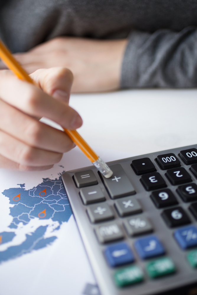 Profissional analisando documentos de importação e indicadores financeiros em um dashboard antes de fechar a compra internacional